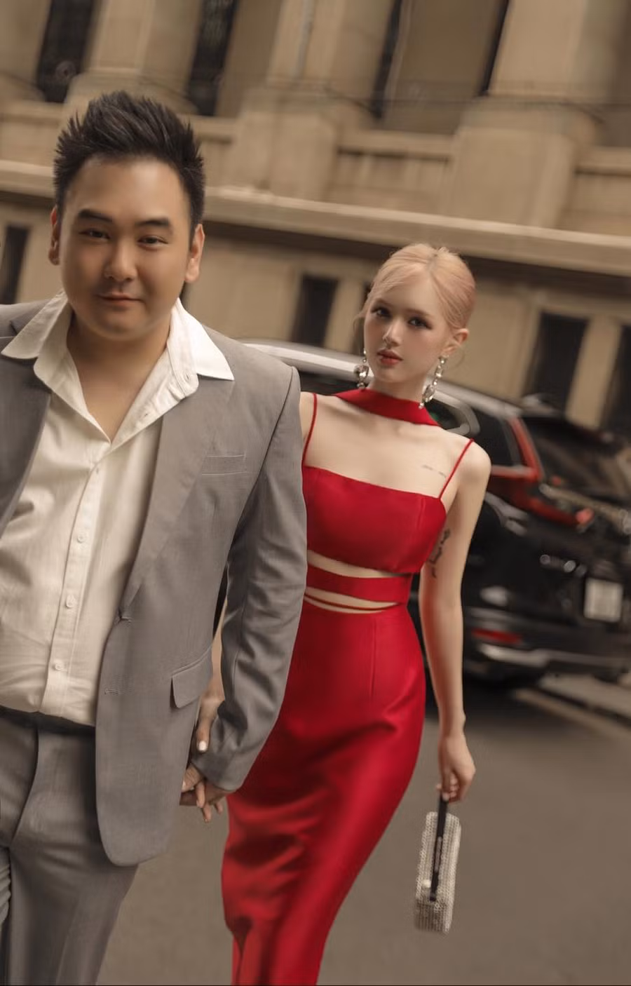 Nhân ngày Valentine, mới đây cặp đôi Xoài Non và Xemesis đã đăng tải đoạn clip cũng như những hình ảnh ngọt ngào để kỉ niệm hành trình 5 năm yêu nhau. Mặc dù chênh lệch nhau 13 tuổi nhưng cả hai dường như không có khoảng cách, ở bên nhau đều bộc lộ sự “lầy lội”, đáng yêu khiến dân tình thích thú.