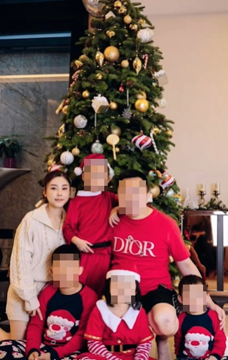 Người mẫu Thái Thiên Phượng và chồng hiện tại cùng 4 người con. Người mẫu Thái Thiên Phượng và chồng hiện tại cùng 4 người con.