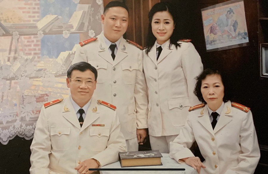 4 nhà giáo, 2 thế hệ trong gia đình Thiếu tướng, GS.TS Ngô Sĩ Hiền cùng sắc phục CAND.