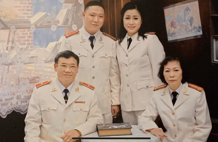 4 nhà giáo, 2 thế hệ trong gia đình Thiếu tướng, GS.TS Ngô Sĩ Hiền cùng sắc phục CAND.