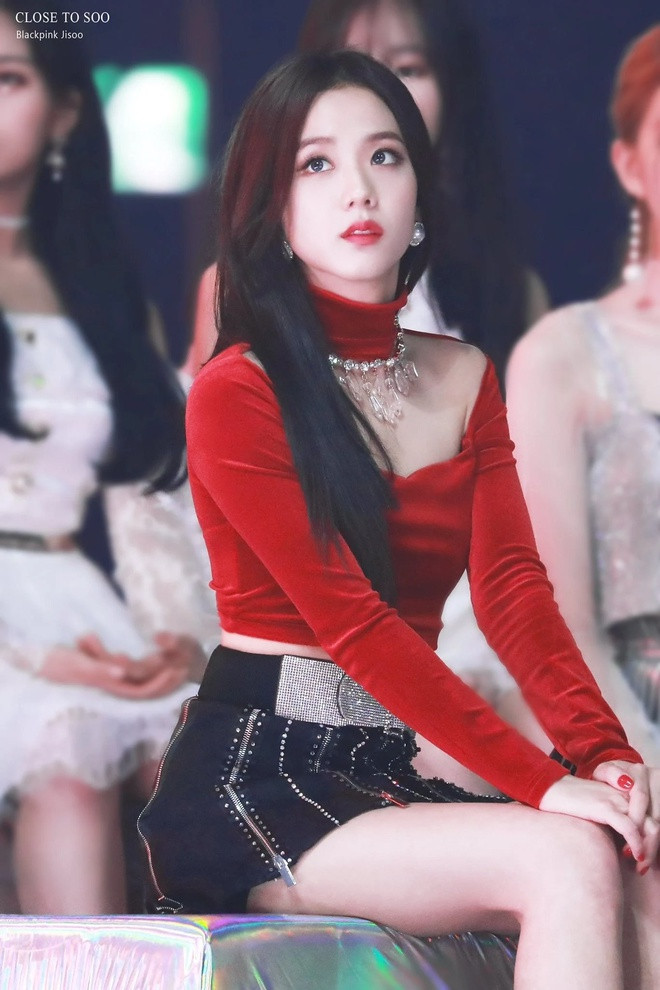 13: Ca sĩ Jisoo. 13: Ca sĩ Jisoo.