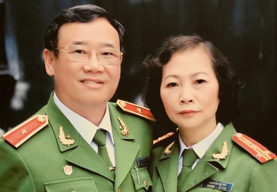 Thiếu tướng, GS.TS Ngô Sỹ Hiền và vợ - Đại tá Nguyễn Thị Phú. Thiếu tướng, GS.TS Ngô Sỹ Hiền và vợ - Đại tá Nguyễn Thị Phú.