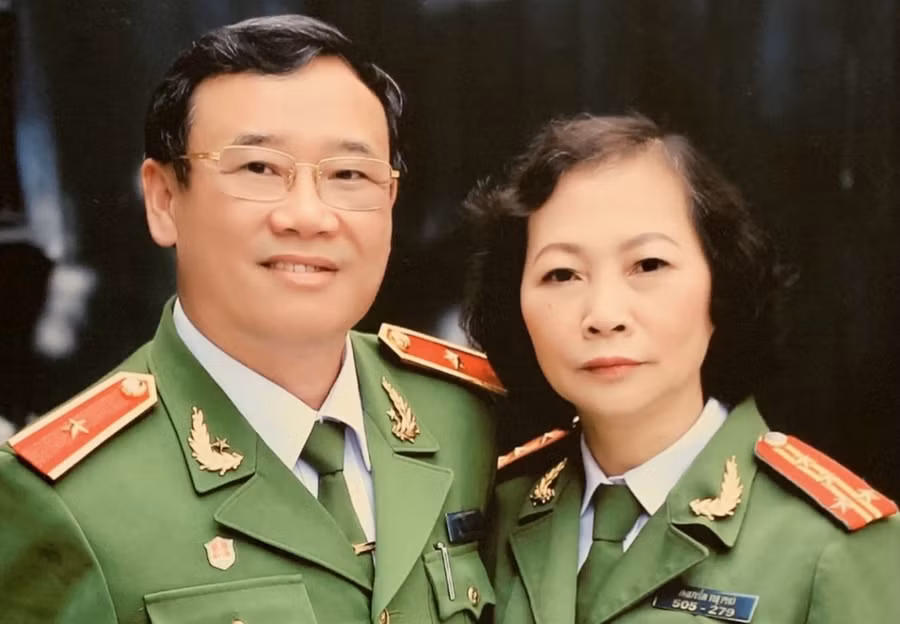 Thiếu tướng, GS.TS Ngô Sỹ Hiền và vợ - Đại tá Nguyễn Thị Phú.