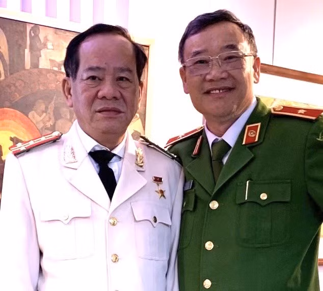 Thiếu tướng, GS.TS Ngô Sỹ Hiền (phải) cùng Đại tá, Anh hùng LLVTND Hồ Sỹ Tuấn, nguyên Phó Giám đốc CA tỉnh Nghệ An tại buổi gặp mặt truyền thống năm 2020.