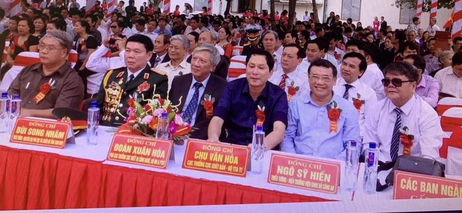 Thiếu tướng, GS.TS Ngô Sỹ Hiền vui mừng cùng các thế hệ học trò dự Lễ kỷ niệm 50 năm trường PTTH Tân Kỳ ở quê hương xứ Nghệ. Thiếu tướng, GS.TS Ngô Sỹ Hiền vui mừng cùng các thế hệ học trò dự Lễ kỷ niệm 50 năm trường PTTH Tân Kỳ ở quê hương xứ Nghệ.