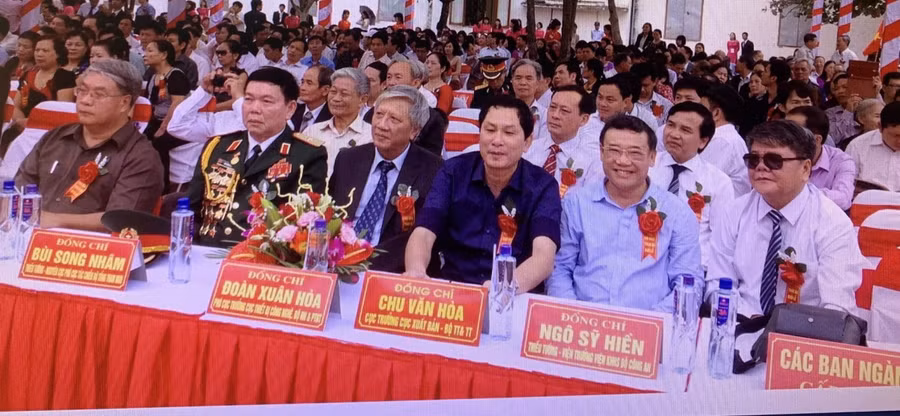 Thiếu tướng, GS.TS Ngô Sỹ Hiền vui mừng cùng các thế hệ học trò dự Lễ kỷ niệm 50 năm trường PTTH Tân Kỳ ở quê hương xứ Nghệ.