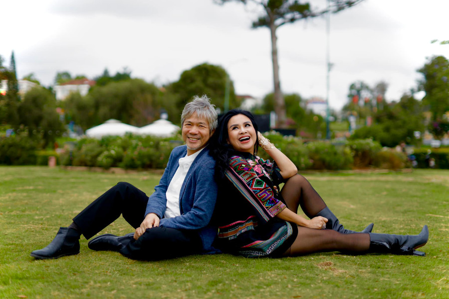 Diva Thanh Lam và vị hôn phu Tiến Hùng. Diva Thanh Lam và vị hôn phu Tiến Hùng.