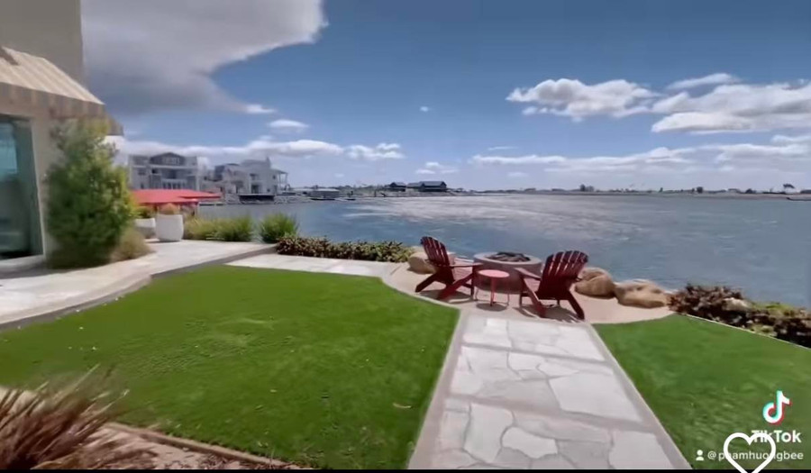 Căn biệt thự còn có view thẳng ra biển vô cùng thoáng đãng, gần gũi với thiên nhiên.