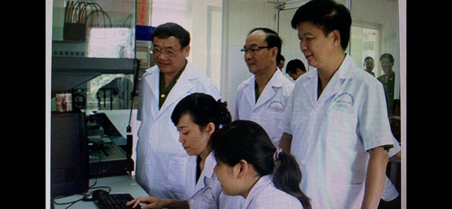 Thiếu tướng, GS.TS Ngô Sỹ Hiền kiểm tra công tác giám định gen tại Viện KHHS.