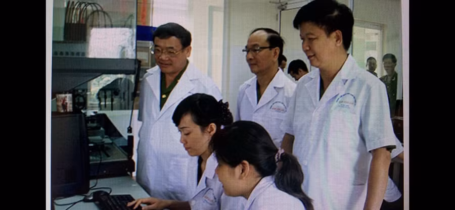 Thiếu tướng, GS.TS Ngô Sỹ Hiền kiểm tra công tác giám định gen tại Viện KHHS.