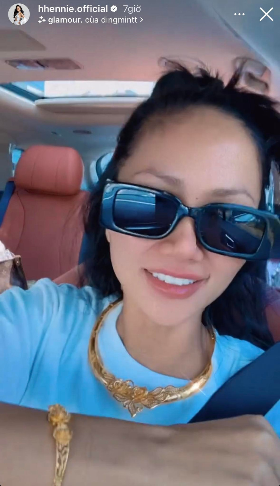 Hoa hậu H’hen Niê hạnh phúc khoe món quà đặc biệt được nhận trong ngày Valentine.