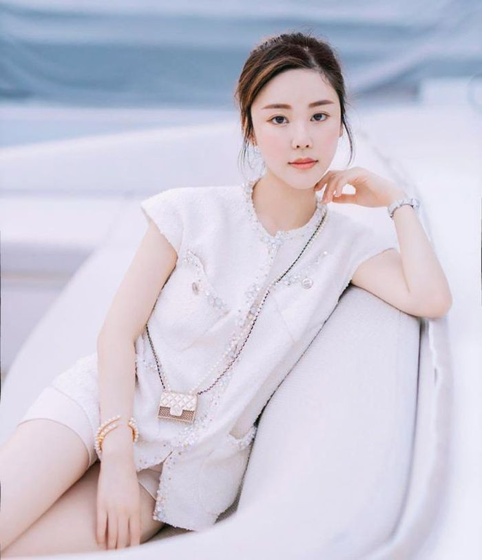 Vừa qua, theo trang Dimsum Daily đưa tin, Alex Kwong - chồng cũ của Thái Thiên Phượng đã bị bắt giữ trong lúc đang chuẩn bị lên tàu bỏ trốn. Bên cạnh đó, cha mẹ và anh trai của chồng cũ của Thái Thiên Phượng cũng đang tiếp nhận điều tra. Vừa qua, theo trang Dimsum Daily đưa tin, Alex Kwong - chồng cũ của Thái Thiên Phượng đã bị bắt giữ trong lúc đang chuẩn bị lên tàu bỏ trốn. Bên cạnh đó, cha mẹ và anh trai của chồng cũ của Thái Thiên Phượng cũng đang tiếp nhận điều tra.