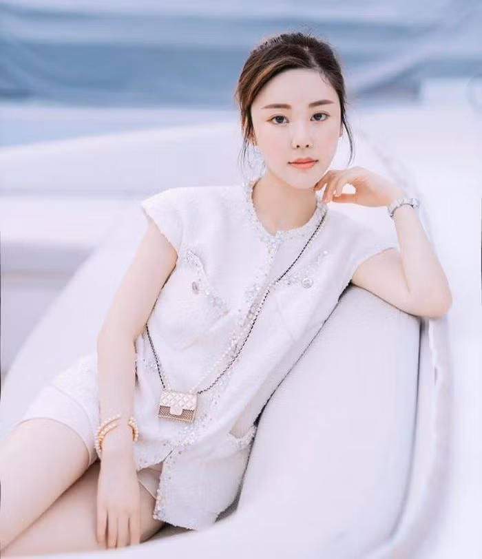 Vừa qua, theo trang Dimsum Daily đưa tin, Alex Kwong - chồng cũ của Thái Thiên Phượng đã bị bắt giữ trong lúc đang chuẩn bị lên tàu bỏ trốn. Bên cạnh đó, cha mẹ và anh trai của chồng cũ của Thái Thiên Phượng cũng đang tiếp nhận điều tra.