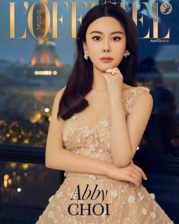 Cô cũng là gương mặt đình đám trong giới thời trang, từng góp mặt tại nhiều Tuần lễ thời trang danh giá cũng như xuất hiện trên trang bìa nhiều tạp chí danh tiếng như Vogue, L'Officiel Monaco,… Cô cũng là gương mặt đình đám trong giới thời trang, từng góp mặt tại nhiều Tuần lễ thời trang danh giá cũng như xuất hiện trên trang bìa nhiều tạp chí danh tiếng như Vogue, L'Officiel Monaco,…