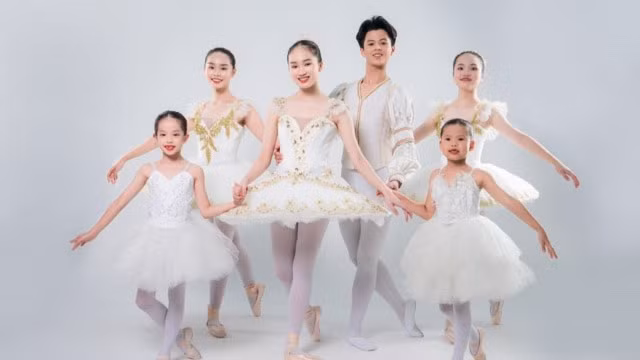 Các vũ công nhí tham gia vở vũ kịch ballet kinh điển "Paquita".