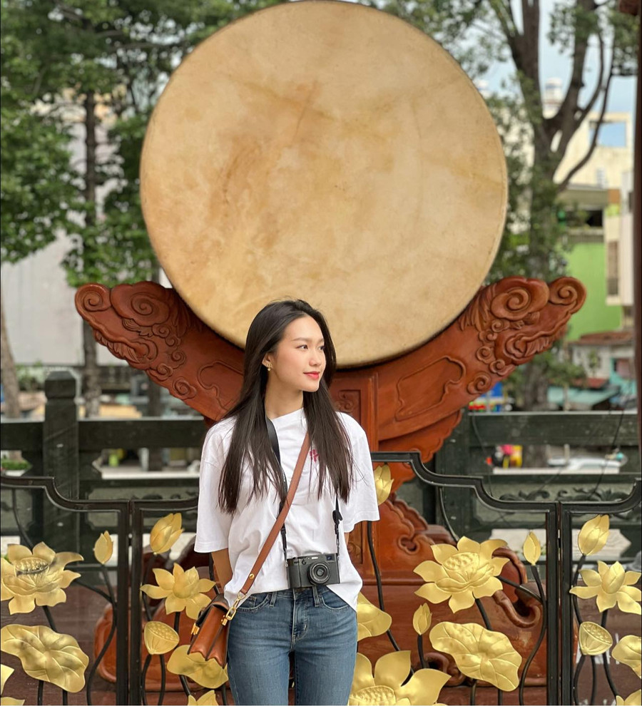 Bên cạnh đó, học vấn của Doãn Hải My cũng không phải dạng vừa. Cô từng theo học những ngôi trường nổi tiếng ở Hà Nội, giỏi ngoại ngữ với điểm IELTS là 7.0 và hiện đang là sinh viên ngành Luật. Bên cạnh đó, học vấn của Doãn Hải My cũng không phải dạng vừa. Cô từng theo học những ngôi trường nổi tiếng ở Hà Nội, giỏi ngoại ngữ với điểm IELTS là 7.0 và hiện đang là sinh viên ngành Luật.