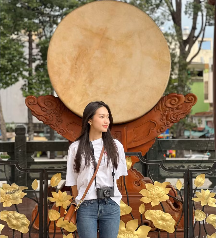 Bên cạnh đó, học vấn của Doãn Hải My cũng không phải dạng vừa. Cô từng theo học những ngôi trường nổi tiếng ở Hà Nội, giỏi ngoại ngữ với điểm IELTS là 7.0 và hiện đang là sinh viên ngành Luật.