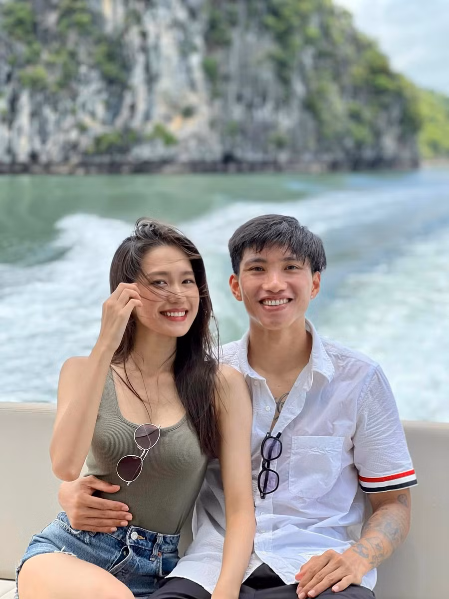 Đoàn Văn Hậu và Doãn Hải My được đánh giá là cặp đôi "trai tài gái sắc". Trong khi Đoàn Văn Hậu là cầu thủ nổi tiếng thì Doãn Hải My cũng từng lọt top 10 Hoa Hậu Việt Nam 2020 và giành thêm giải thưởng Người đẹp Tài năng.