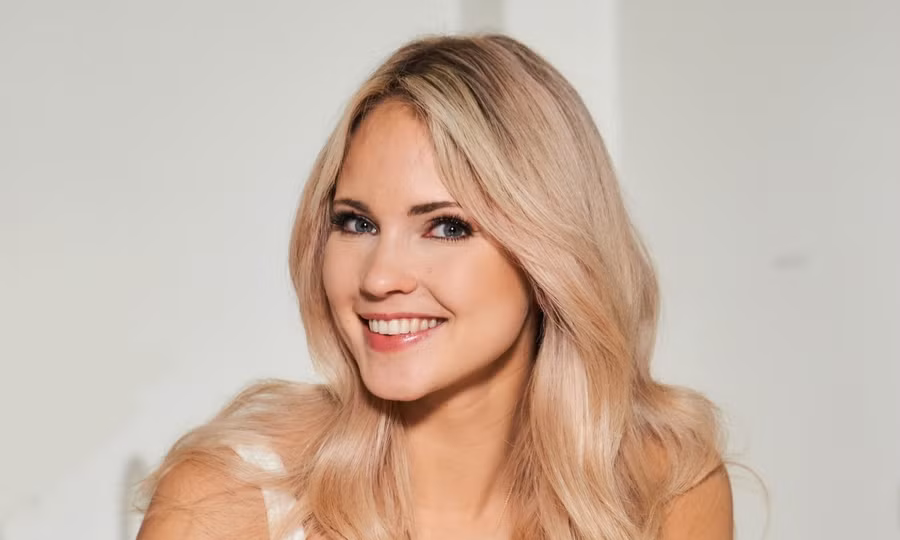 16: Nhạc sĩ, người mẫu Emilie Nereng. 16: Nhạc sĩ, người mẫu Emilie Nereng.