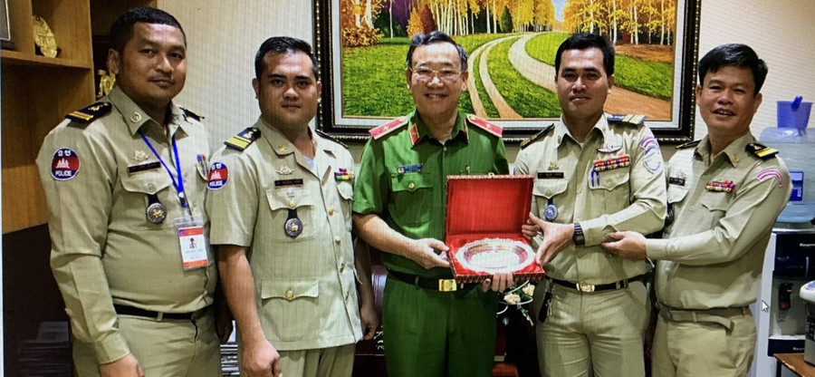 Thiếu tướng, GS.TS Ngô Sỹ Hiền với các học viên KHHS Campuchia.