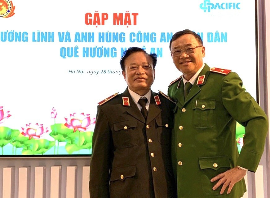 Thiếu tướng, Giáo sư, Tiến sĩ Ngô Sỹ Hiền (phải) và Thiếu tướng, Tiến sĩ, Nhà văn Nguyễn Hồng Thái.