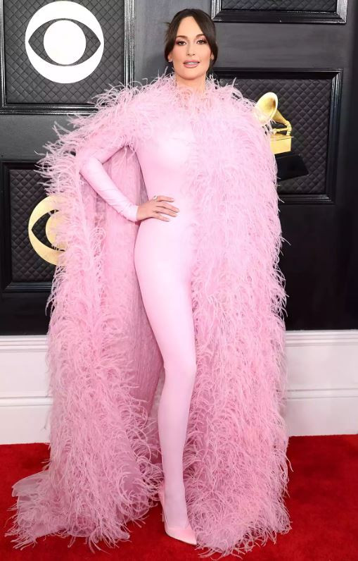 Kacey Musgraves xuất hiện với bộ đồ bó sát màu hồng phấn với áo choàng lông vũ tại lễ trao giải Grammy 2023. Kacey Musgraves xuất hiện với bộ đồ bó sát màu hồng phấn với áo choàng lông vũ tại lễ trao giải Grammy 2023.