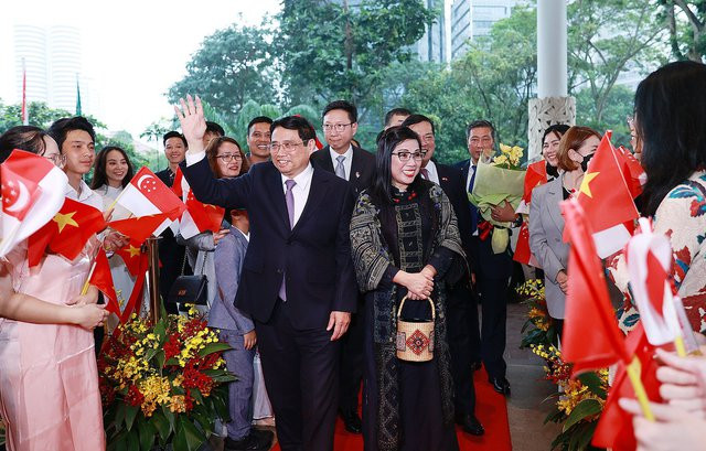 Cộng đồng người Việt Nam tại Singapore chào đón Thủ tướng và Phu nhân cùng Đoàn đại biểu cấp cao Việt Nam - Ảnh: VGP/Nhật Bắc Cộng đồng người Việt Nam tại Singapore chào đón Thủ tướng và Phu nhân cùng Đoàn đại biểu cấp cao Việt Nam - Ảnh: VGP/Nhật Bắc