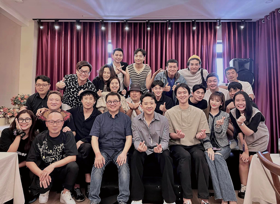 Trấn Thành hội ngộ cùng êkíp của bộ phim Hàn Quốc - Bỗng dưng trúng số. Trấn Thành hội ngộ cùng êkíp của bộ phim Hàn Quốc - Bỗng dưng trúng số.