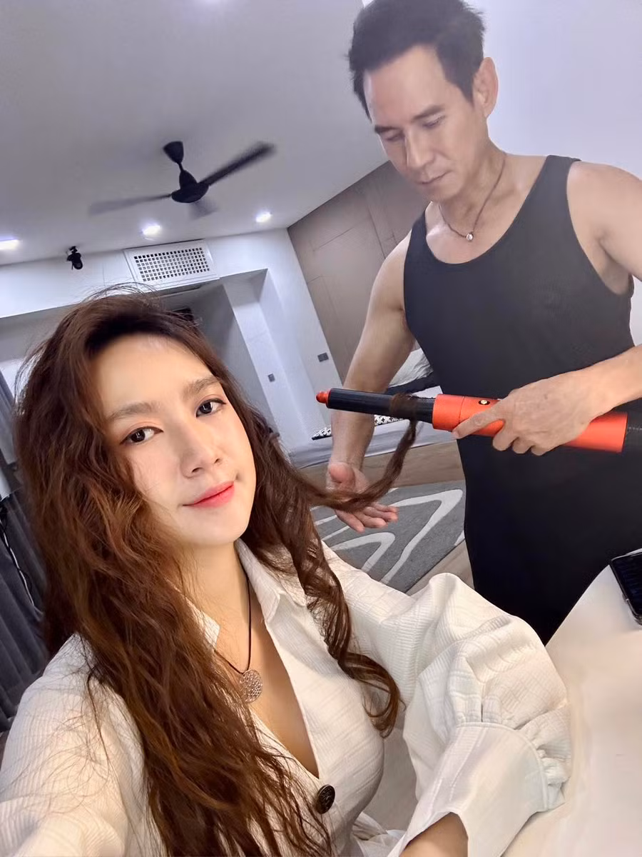 "Món quà Valentine đặc biệt, combo anh người yêu làm tóc tặng kèm bộ máy tạo kiểu tóc vì quá là dễ làm nên uốn, duỗi, sấy ở nhà mà cứ như ra tiệm", Minh Hà – vợ nam diễn viên Lý Hải hạnh phúc chia sẻ.