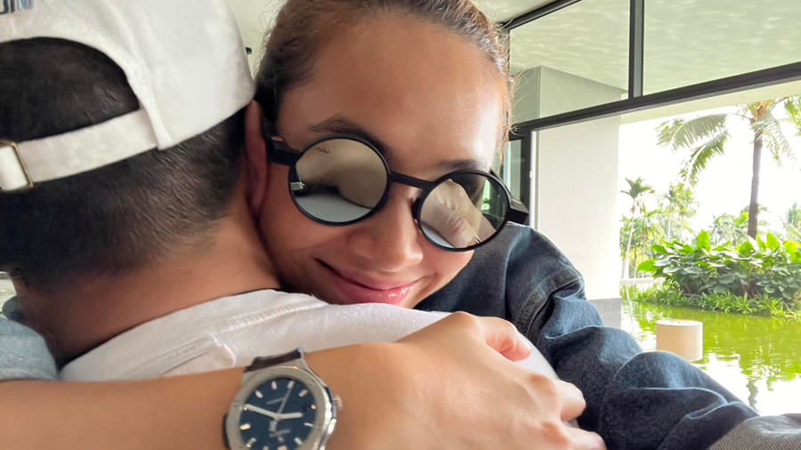 Á hậu Hoàng My đã đích thân khoe bức ảnh ôm chặt một người đàn ông kèm chia sẻ: "Anh có muốn trở thành Valetine của em?". Có thể thấy, Hoàng My rất hạnh phúc, vui vẻ khi khoe khoảnh khắc này. Là người kín tiếng, động thái của Á hậu Hoàng My trước thềm Valetine khiến dân tình hào hứng. Á hậu Hoàng My đã đích thân khoe bức ảnh ôm chặt một người đàn ông kèm chia sẻ: "Anh có muốn trở thành Valetine của em?". Có thể thấy, Hoàng My rất hạnh phúc, vui vẻ khi khoe khoảnh khắc này. Là người kín tiếng, động thái của Á hậu Hoàng My trước thềm Valetine khiến dân tình hào hứng.