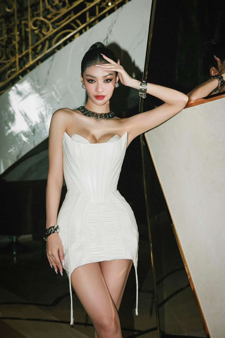 Người đẹp thẳng thắn thừa nhận đã cắt mắt, độn cằm, nâng ngực... để nhan sắc trở nên quyến rũ, nổi bật và tự tin hơn. Người đẹp thẳng thắn thừa nhận đã cắt mắt, độn cằm, nâng ngực... để nhan sắc trở nên quyến rũ, nổi bật và tự tin hơn.