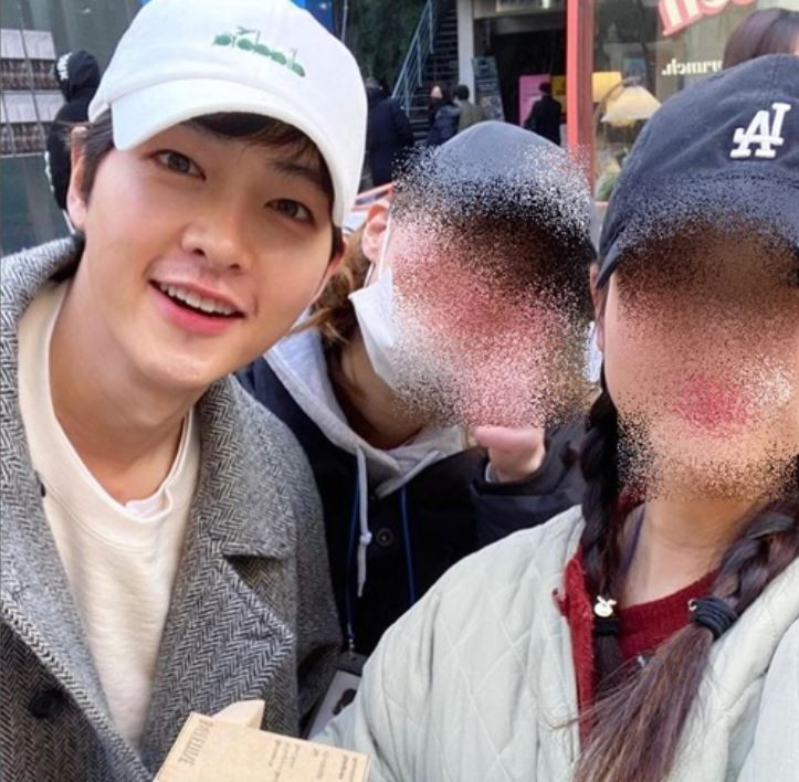 Song Joong Ki tươi cười rạng rỡ khi chụp ảnh cùng bạn bè và người hâm mộ. Song Joong Ki tươi cười rạng rỡ khi chụp ảnh cùng bạn bè và người hâm mộ.
