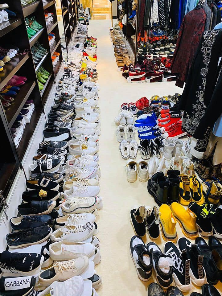 Đàm Vĩnh Hưng quyết định thanh lý tủ đồ, giày dép, túi xách của mình và cả nội thất trong nhà.