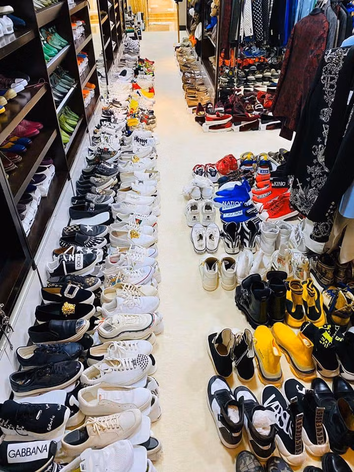 Đàm Vĩnh Hưng quyết định thanh lý tủ đồ, giày dép, túi xách của mình và cả nội thất trong nhà.