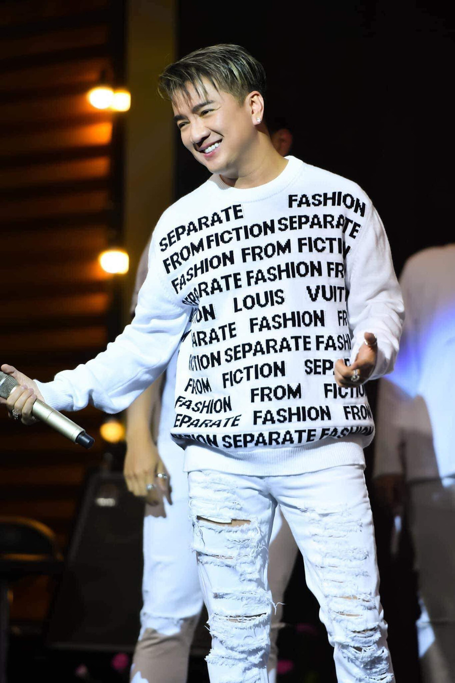 Nam ca sĩ Đàm Vĩnh Hưng.