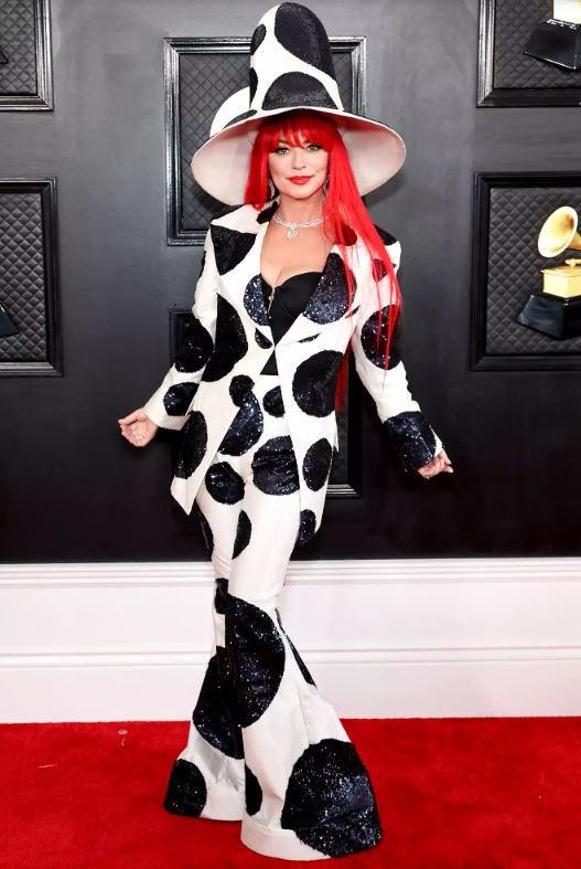 Shania Twain trong bộ vest chấm bi kết hợp với mũ rộng vành ấn tượng. Shania Twain trong bộ vest chấm bi kết hợp với mũ rộng vành ấn tượng.