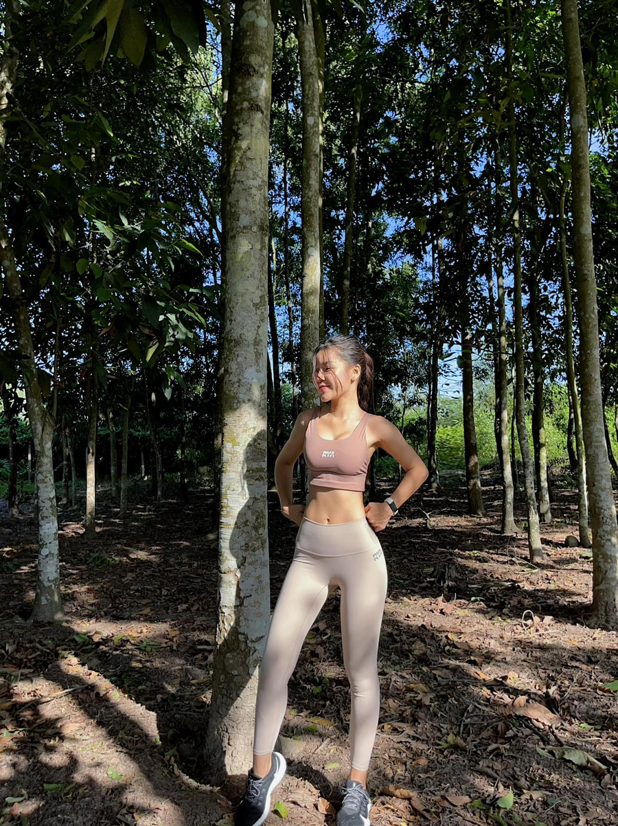 Được biết, cô nàng là một huấn luyện viên thể hình. Đây cũng là lý do người đẹp luôn khoe cơ thể săn chắc và đường cong nóng bỏng trong những bộ đồ tập.