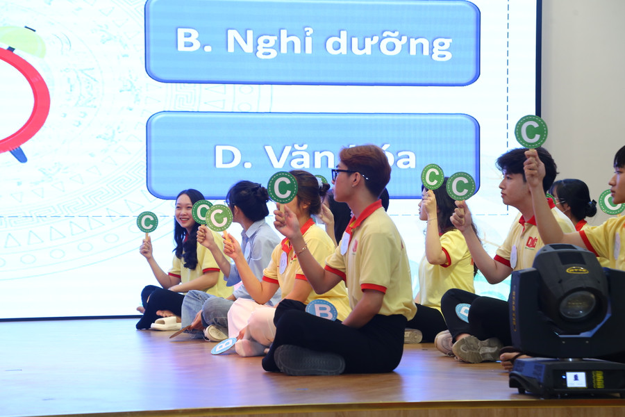 Sinh viên tranh tài tại các phần thi. Sinh viên tranh tài tại các phần thi.