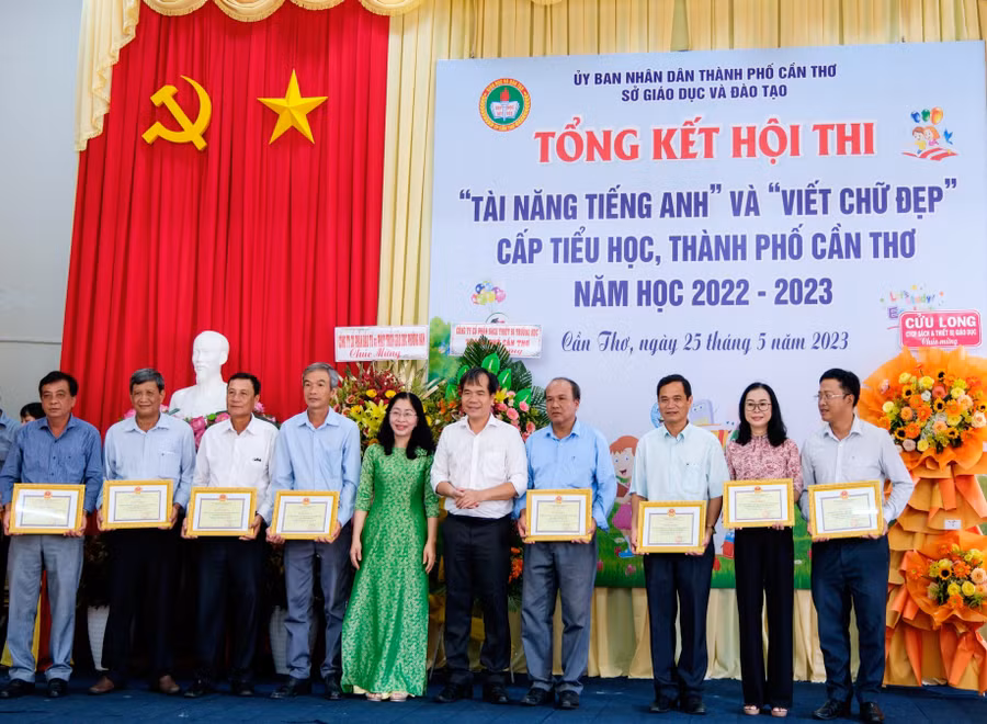 Lãnh đạo Sở GD&ĐT TP Cần Thơ và công đoàn ngành GD trao giấy khen tập thể cho các phòng GD&ĐT.