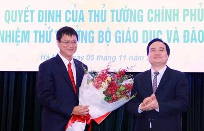 Bộ trưởng GD&ĐT Phùng Xuân Nhạ trao Quyết định cho Thứ trưởng Lê Hải An. Bộ trưởng GD&ĐT Phùng Xuân Nhạ trao Quyết định cho Thứ trưởng Lê Hải An.