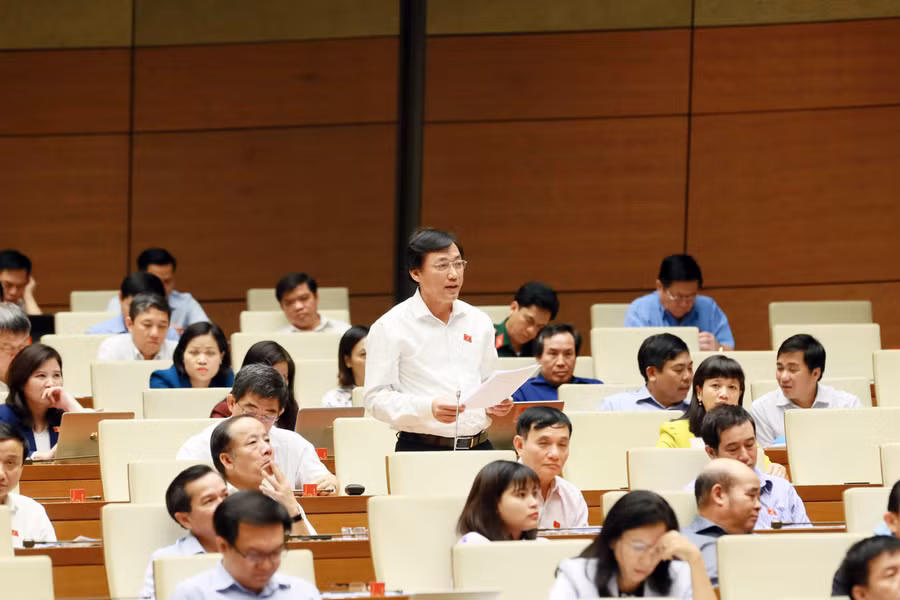 Đại biểu Quốc hội Phan Viết Lượng (đoàn Bình Phước) nêu ý kiến về dự thảo Luật Giáo dục sửa đổi tại Hội trường. Ảnh: Quang Khánh