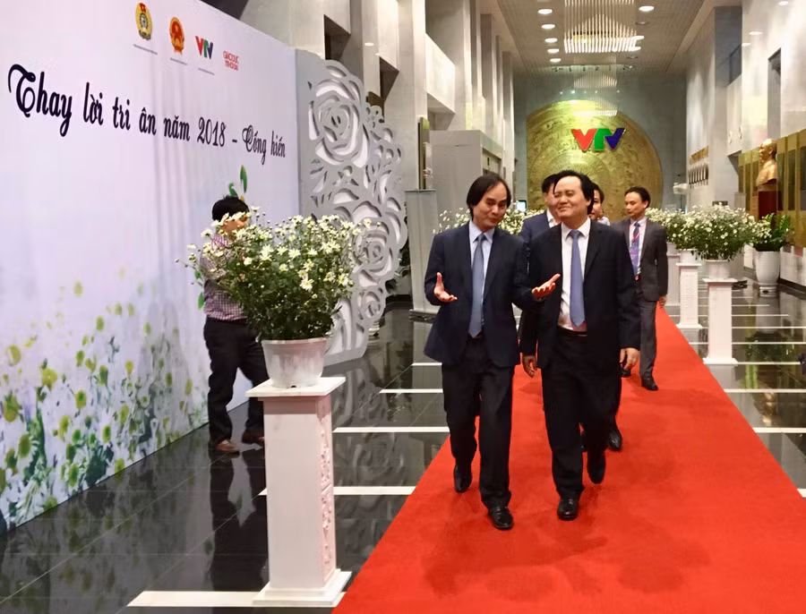 Bộ trưởng Bộ GD&ĐT Phùng Xuân Nhạ đến tham dự Chương trình “Thay lời tri ân” 2018. Bộ trưởng Bộ GD&ĐT Phùng Xuân Nhạ đến tham dự Chương trình “Thay lời tri ân” 2018.