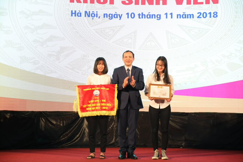 Trao thưởng cho tập thể xuất sắc tại lễ tổng kết năm học 2017 - 2018 khối sinh viên