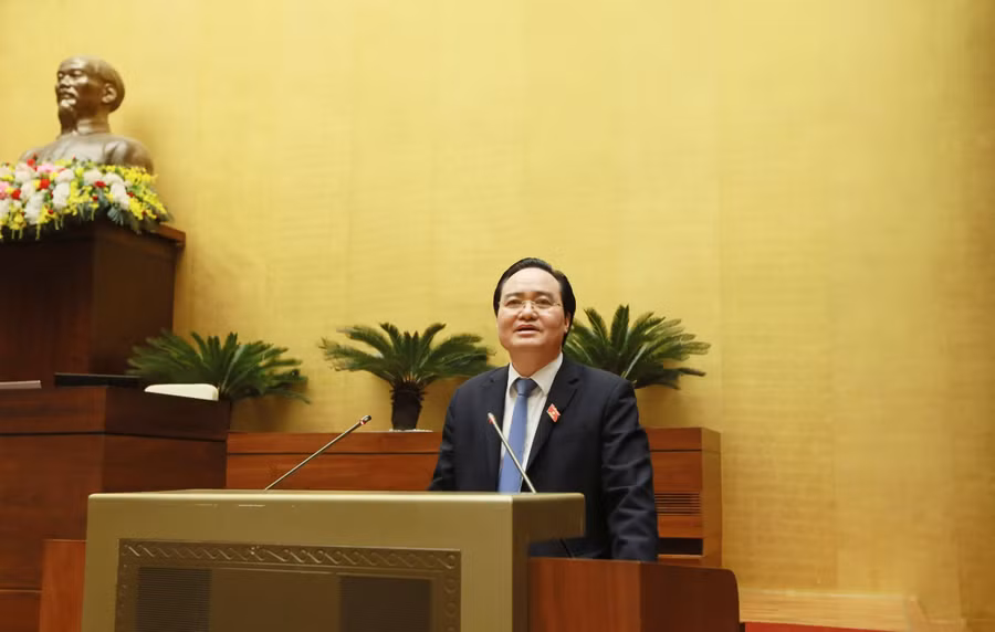 Bộ trưởng Bộ GD&ĐT Phùng Xuân Nhạ trả lời một số vấn đề đại biểu Quốc hội quan tâm sáng ngày 15/11 tại Hội trường. Ảnh: Quang Khánh