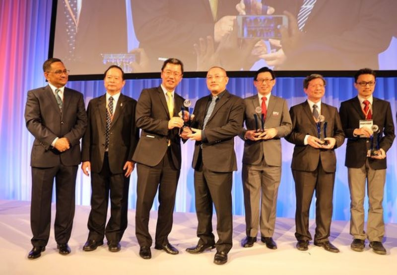 Đại diện Trường Đại học FPT nhận Giải thưởng ASOCIO 2018 "Tổ chức đào tạo công nghệ thông tin xuất sắc” (Ảnh: Ban tổ chức) Đại diện Trường Đại học FPT nhận Giải thưởng ASOCIO 2018 "Tổ chức đào tạo công nghệ thông tin xuất sắc” (Ảnh: Ban tổ chức)