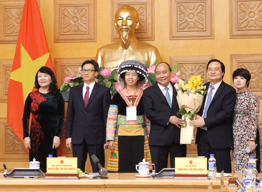 Cô Mùa Thị Chứ - GV Trường Tiểu học Pi Toong (Mường La, Sơn La) tặng hoa Thủ tướng.