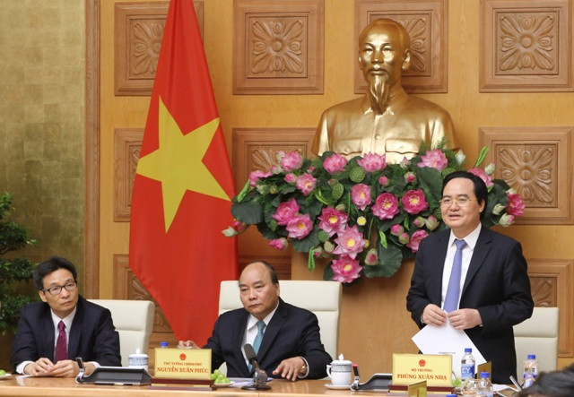 Bộ trưởng Phùng Xuân Nhạ: Đội ngũ cán bộ, giáo viên và nhân viên toàn ngành rất mong sẽ nhận được những chỉ đạo, chia sẻ, căn dặn của Thủ tướng Chính phủ để tiếp thêm động lực cho toàn ngành phát huy những kết quả đã đạt được, vượt qua khó khăn, thực hiện thành công sự nghiệp đổi mới căn bản, toàn diện giáo dục và đào tạo theo tinh thần Nghị quyết 29 của Đảng.