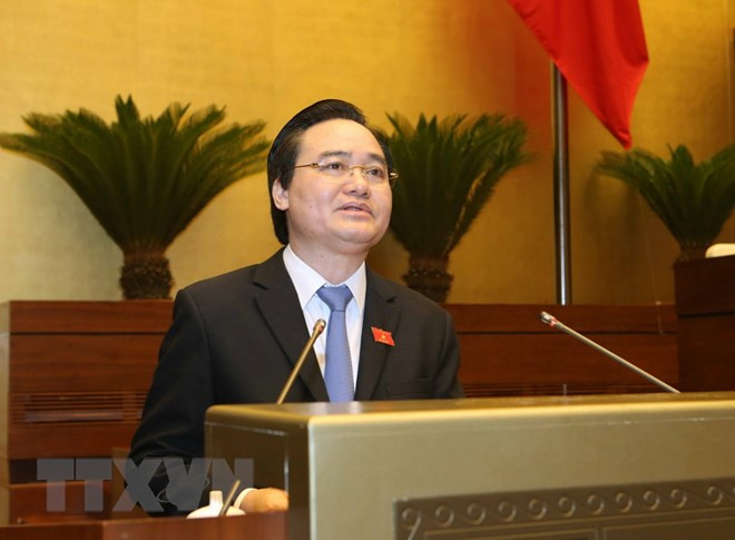 Bộ trưởng Bộ Giáo dục và Đào tạo Phùng Xuân Nhạ, thừa ủy quyền của Thủ tướng Chính phủ trình bày Tờ trình dự án Luật sửa đổi, bổ sung một số điều của Luật Giáo dục đại học. (Ảnh: Doãn Tấn/TTXVN) Bộ trưởng Bộ Giáo dục và Đào tạo Phùng Xuân Nhạ, thừa ủy quyền của Thủ tướng Chính phủ trình bày Tờ trình dự án Luật sửa đổi, bổ sung một số điều của Luật Giáo dục đại học. (Ảnh: Doãn Tấn/TTXVN)