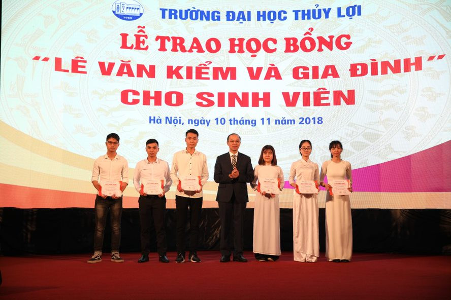 Hiệu trưởng Trường ĐH Thủy lợi trao học bổng Lê Văn Kiểm và gia đình cho các sinh viên Hiệu trưởng Trường ĐH Thủy lợi trao học bổng Lê Văn Kiểm và gia đình cho các sinh viên