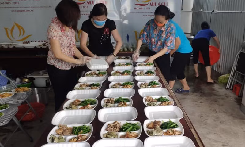 Giáo viên tham gia nấu ăn phục vụ các điểm cách ly, các chốt phòng chống dịch.